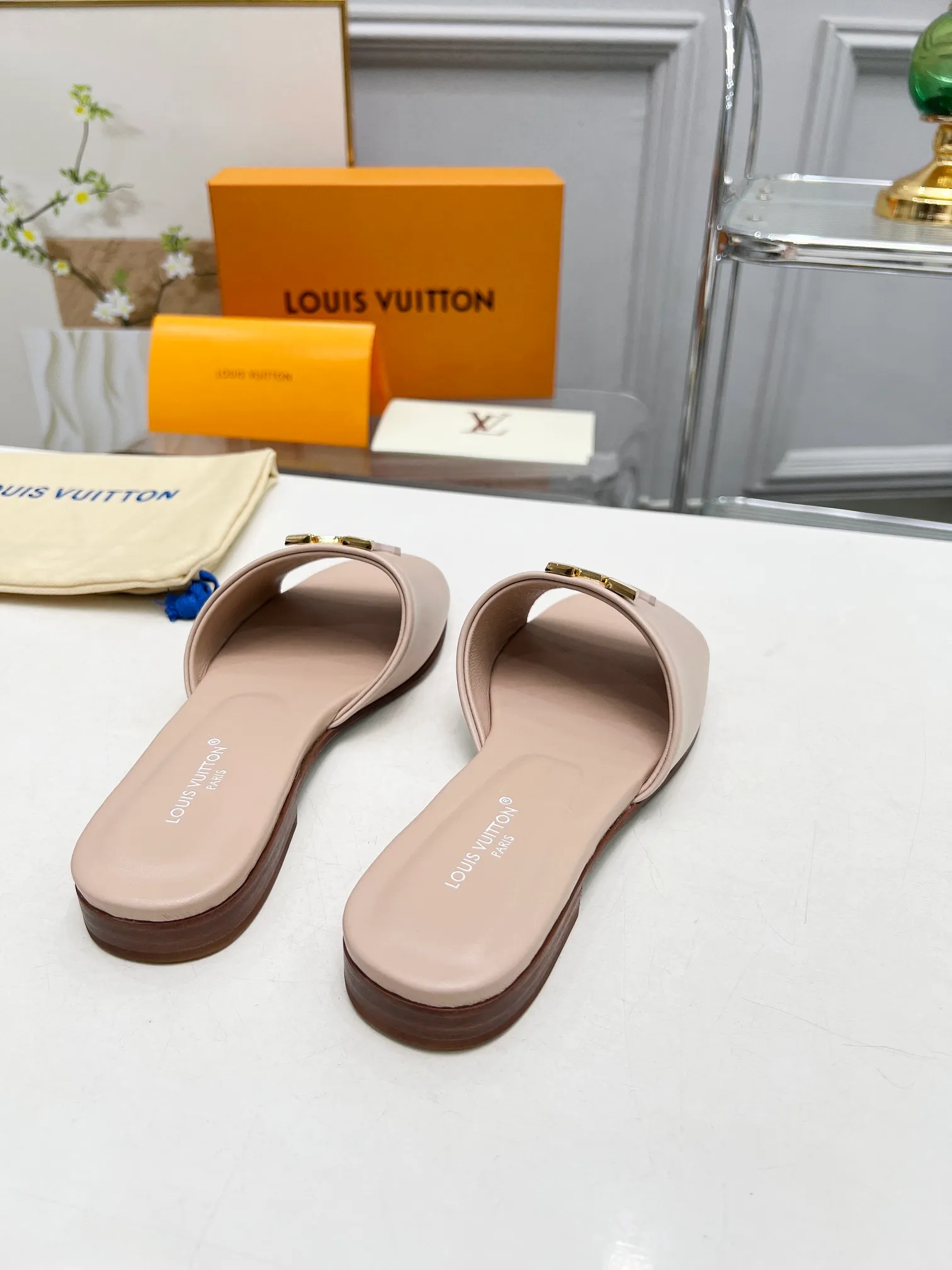 👟👟Ex-factory price 440👟👟Louis Vuitton/Louis Vuitton women's new sandals LV SUNSET COMFORT flat sandals are made of exquisite cowhide and sheepskin lining, the uppers show handicrafts, and are matched with genuine leather soles*@wearing experience. LV logo hardware buckle on upper, size 35-42